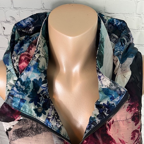 Floral Sleeveless Puffer Jacket - Picture 6 of 11